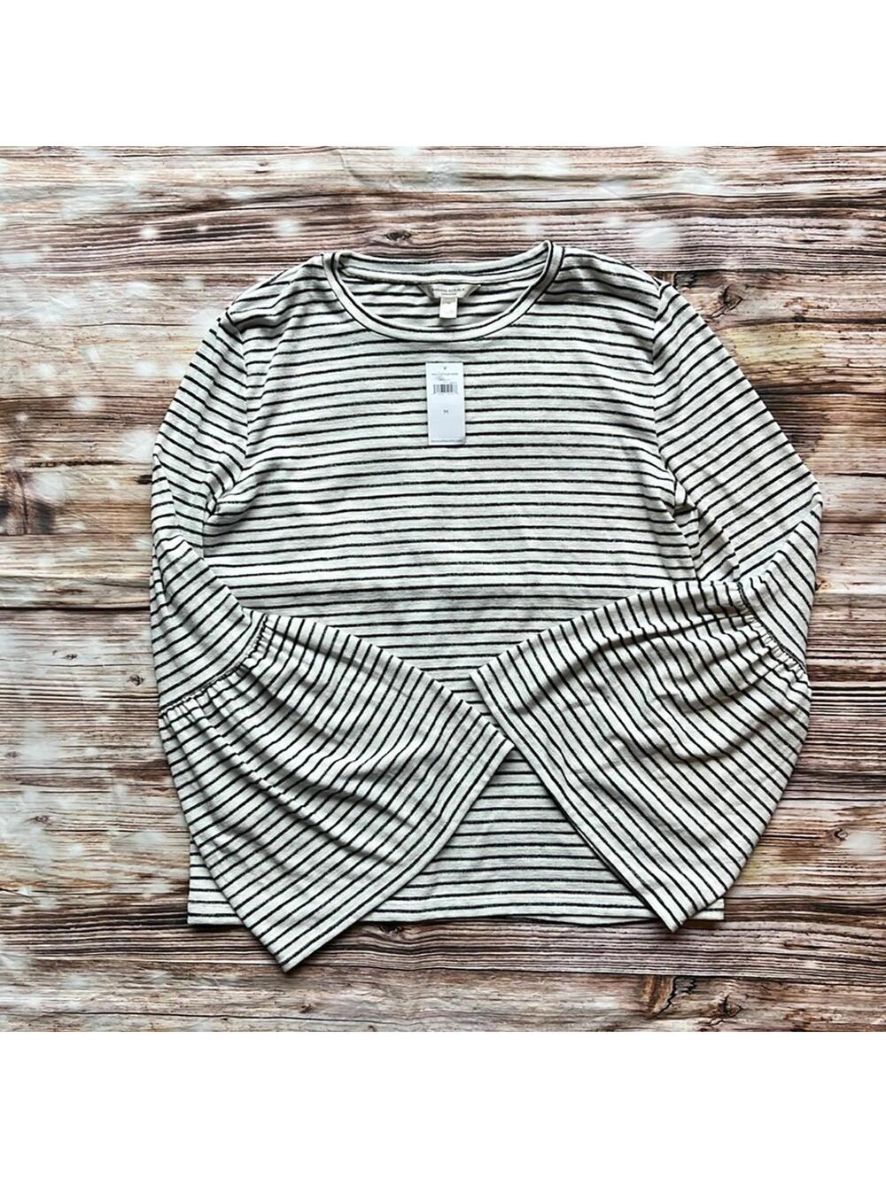 💚 Banana Republic Bell Sleeved light weight sweater